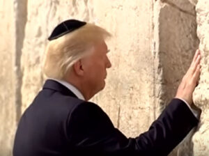 2019 06 43751 trump praying western wall 918